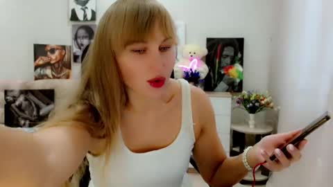 Snapshot of evelove33 chatting on October 6, 5:57 am evelove online show from October 6, 5:57 am