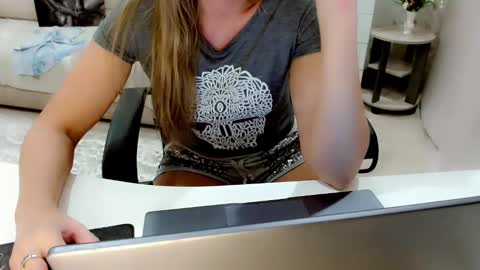 Snapshot of evelove33 chatting on October 11, 5:04 pm evelove online show from October 11, 5:04 pm