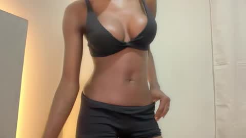 E V E L Y N  online show from February 19, 9:31 am