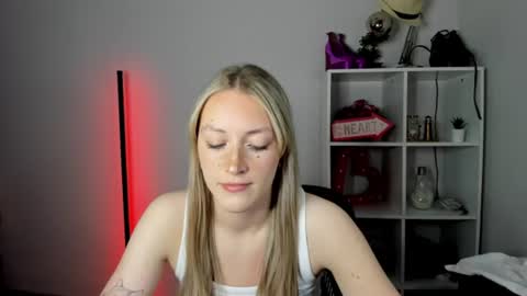 evelynblond online show from July 2, 12:33 pm