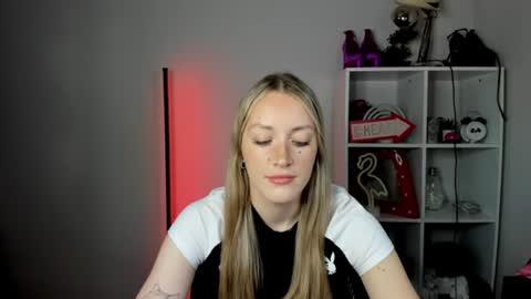 evelynblond online show from June 18, 12:32 pm