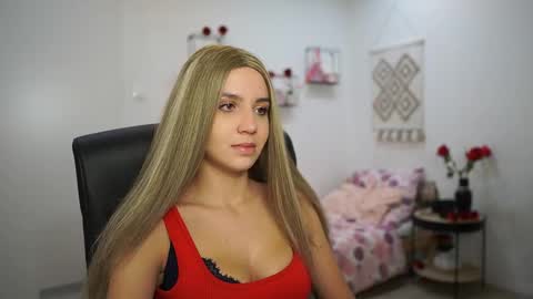 evelyncage_ online show from October 20, 5:38 pm