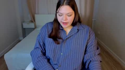 Evelyne Loo online show from May 7, 1:10 am