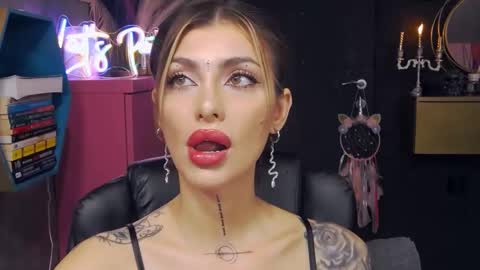 Snapshot of fetishsarah chatting on January 11, 7:49 pm Sarah online show from January 11, 7:49 pm