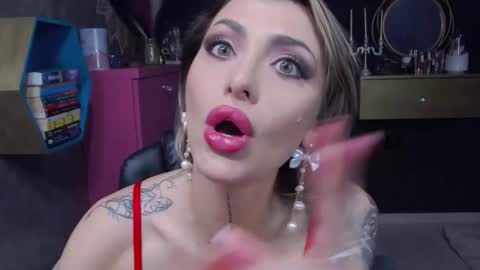 Snapshot of fetishsarah chatting on December 19, 6:01 pm Sarah online show from December 19, 6:01 pm