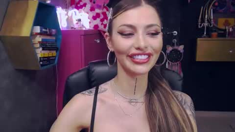 Snapshot of fetishsarah chatting on March 3, 9:01 pm Sarah online show from March 3, 9:01 pm