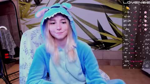 Snapshot of fleximona chatting on October 19, 8:38 am FlexiMona online show from October 19, 8:38 am