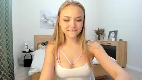 Snapshot of flooora_0 chatting on October 1, 12:59 am Mona online show from October 1, 12:59 am