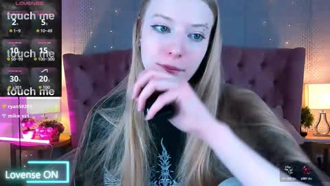 Mia online show from October 11, 9:50 pm