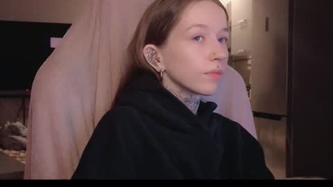 fran_bow online show from February 3, 6:22 am