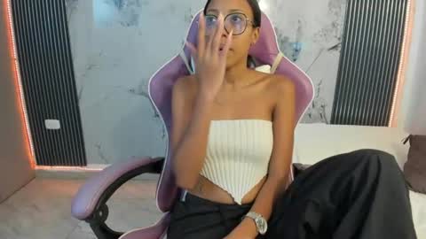 Laura online show from July 1, 7:24 pm