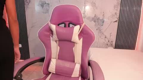 Laura online show from June 12, 7:33 pm