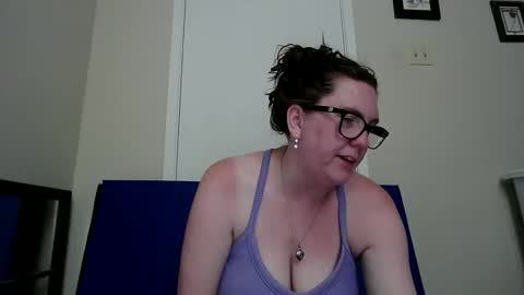 fuzzypeaches87 online show from June 8, 1:28 am