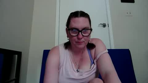 fuzzypeaches87 online show from June 4, 9:08 pm