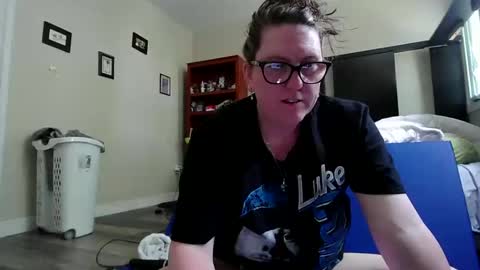 fuzzypeaches87 online show from June 7, 7:21 pm