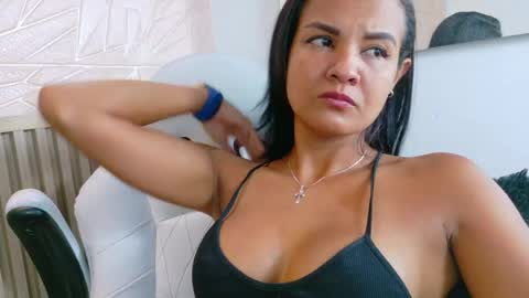 gaviluc_ online show from June 3, 1:23 pm