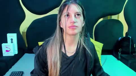 GiaRoussel online show from October 21, 3:27 pm