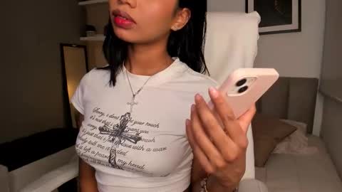 Snapshot of gigi_strawberry chatting on October 11, 4:39 am GIGI online show from October 11, 4:39 am