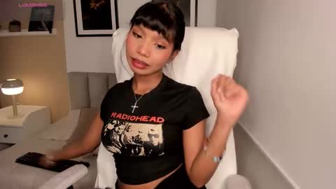 Snapshot of gigi_strawberry chatting on October 16, 5:10 am GIGI online show from October 16, 5:10 am