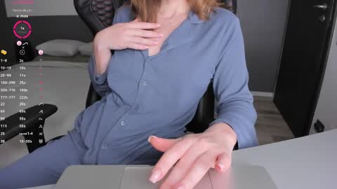 gigihadd online show from April 27, 3:42 pm