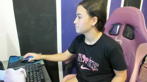 girl_princess18 online show from February 25, 9:13 pm