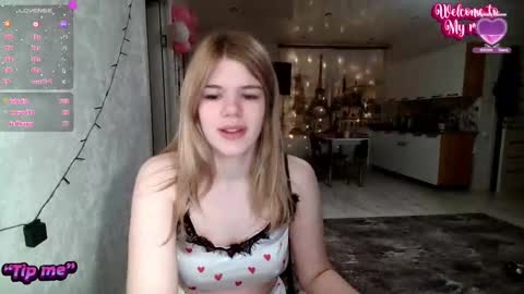 Snapshot of glossy_girl_1 chatting on December 16, 2:47 am Roxy online show from December 16, 2:47 am