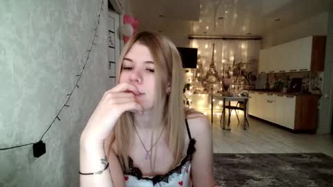 Snapshot of glossy_girl_1 chatting on December 11, 3:24 am Roxy online show from December 11, 3:24 am