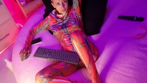 vee online show from May 8, 4:05 am