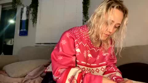Snapshot of goddessmayvn chatting on December 25, 7:24 am GoddessMayvn online show from December 25, 7:24 am