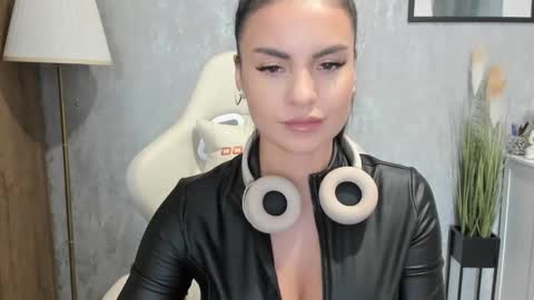 Snapshot of goddessmiaa chatting on September 17, 3:10 pm Mistress online show from September 17, 3:10 pm