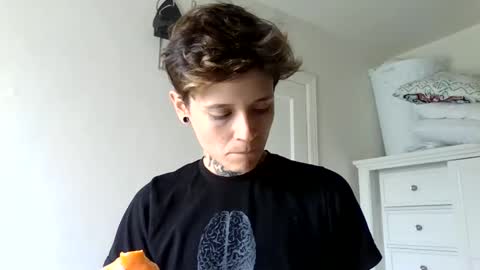 L online show from March 10, 10:02 pm