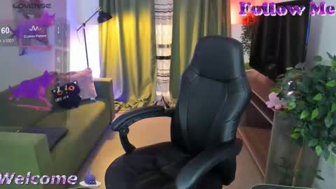 Snapshot of graycewild chatting on October 13, 5:32 am GrayceWild online show from October 13, 5:32 am
