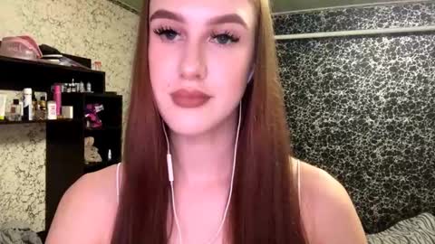 Snapshot of gwenmestayer chatting on October 19, 8:00 pm Gwen online show from October 19, 8:00 pm