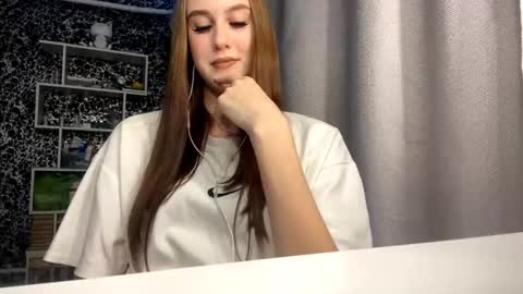 Snapshot of gwenmestayer chatting on September 24, 8:08 pm Gwen online show from September 24, 8:08 pm