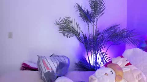 Hadid online show from November 12, 7:45 pm