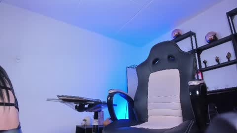 halley_ravenn online show from July 6, 9:06 pm