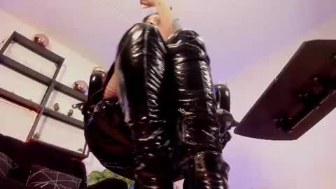 halley_ravenn online show from June 25, 8:43 pm