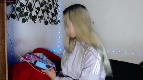 Snapshot of hallie_cam chatting on October 5, 8:58 pm reashell online show from October 5, 8:58 pm