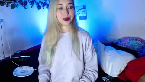 Snapshot of hallie_cam chatting on October 16, 9:17 pm reashell online show from October 16, 9:17 pm