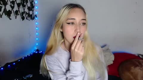 Snapshot of hallie_cam chatting on September 17, 7:34 pm reashell online show from September 17, 7:34 pm