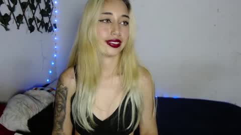 Snapshot of hallie_cam chatting on September 22, 10:19 pm reashell online show from September 22, 10:19 pm