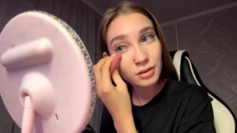 Holly online show from November 3, 6:45 pm