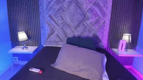 hannyk_ online show from February 11, 1:12 pm