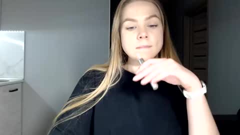 happy_fox_ online show from December 14, 8:25 pm