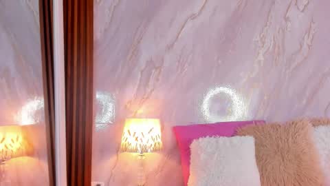 Helena Santos  online show from February 12, 1:35 pm