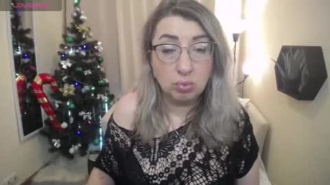 helenenigma online show from December 19, 8:01 pm