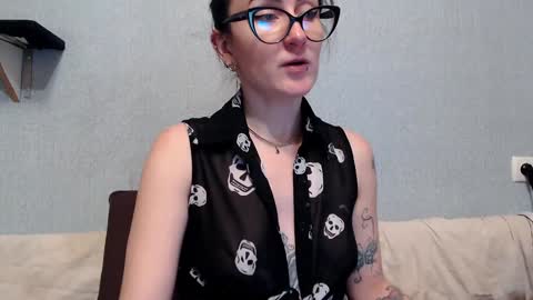 Snapshot of helenred chatting on January 24, 11:37 am HelenRed online show from January 24, 11:37 am