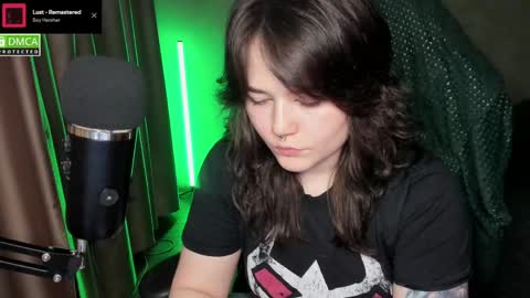 Red online show from May 4, 7:06 pm