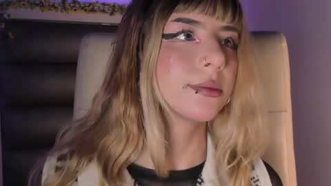 hellen__smith_ online show from July 28, 8:23 pm