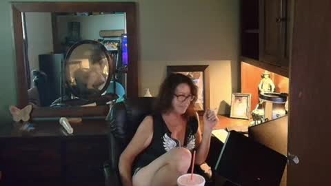 Snapshot of hidden_gold_milf chatting on October 7, 9:52 pm hidden_gold_milf online show from October 7, 9:52 pm